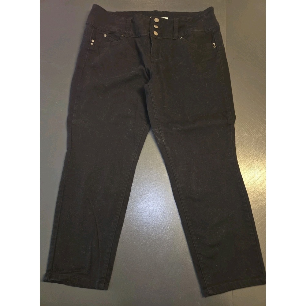 "WannaBettaButt" YMI ladies Black Capri Jeans Size 13 LIFT THAT BUTT